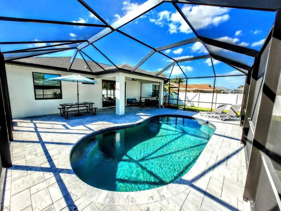 Blue Door Retreat - Luxury Pool Home - Sleeps 8 Cape Coral Kültér fotó