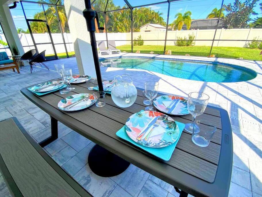 Blue Door Retreat - Luxury Pool Home - Sleeps 8 Cape Coral Kültér fotó