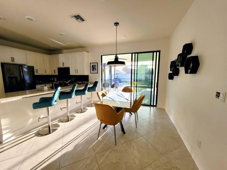 Blue Door Retreat - Luxury Pool Home - Sleeps 8 Cape Coral Kültér fotó