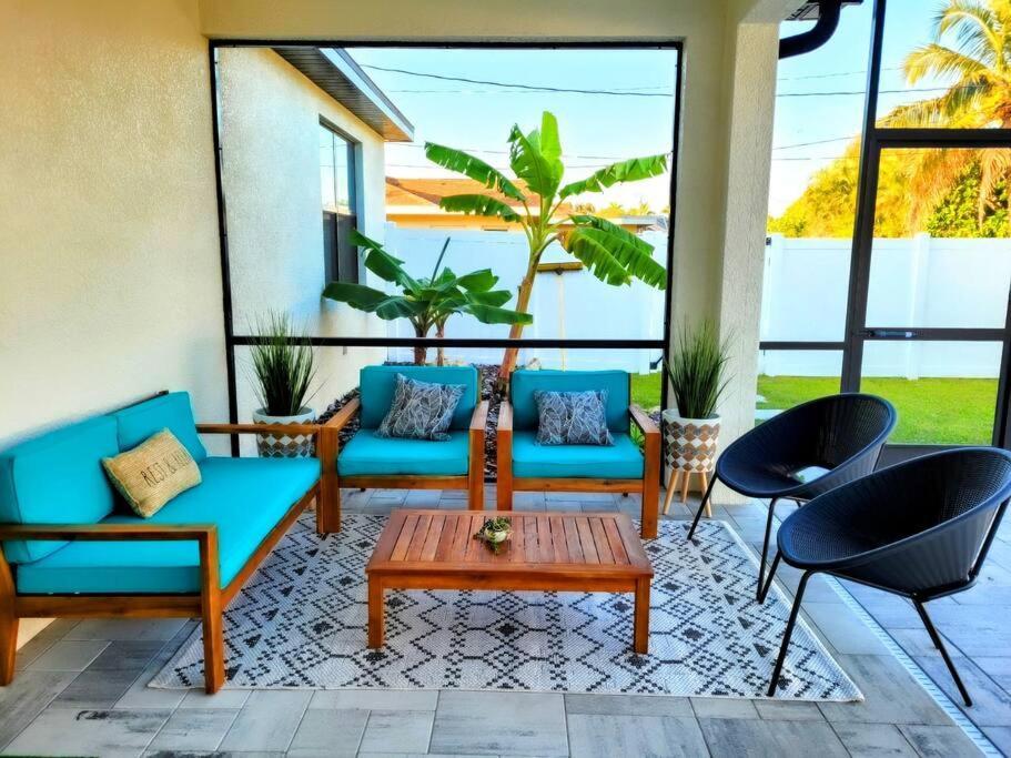 Blue Door Retreat - Luxury Pool Home - Sleeps 8 Cape Coral Kültér fotó