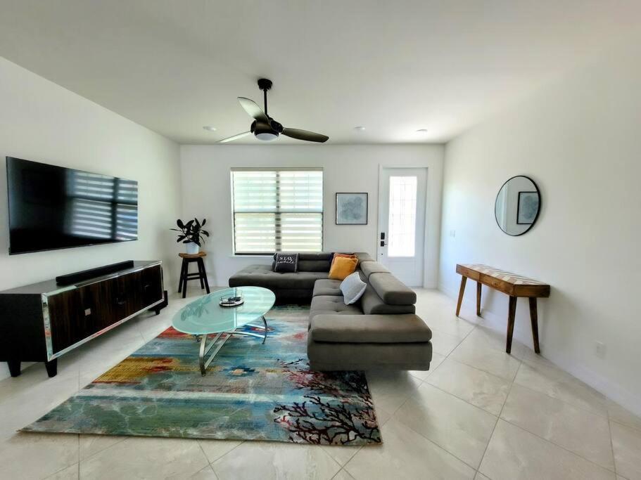 Blue Door Retreat - Luxury Pool Home - Sleeps 8 Cape Coral Kültér fotó